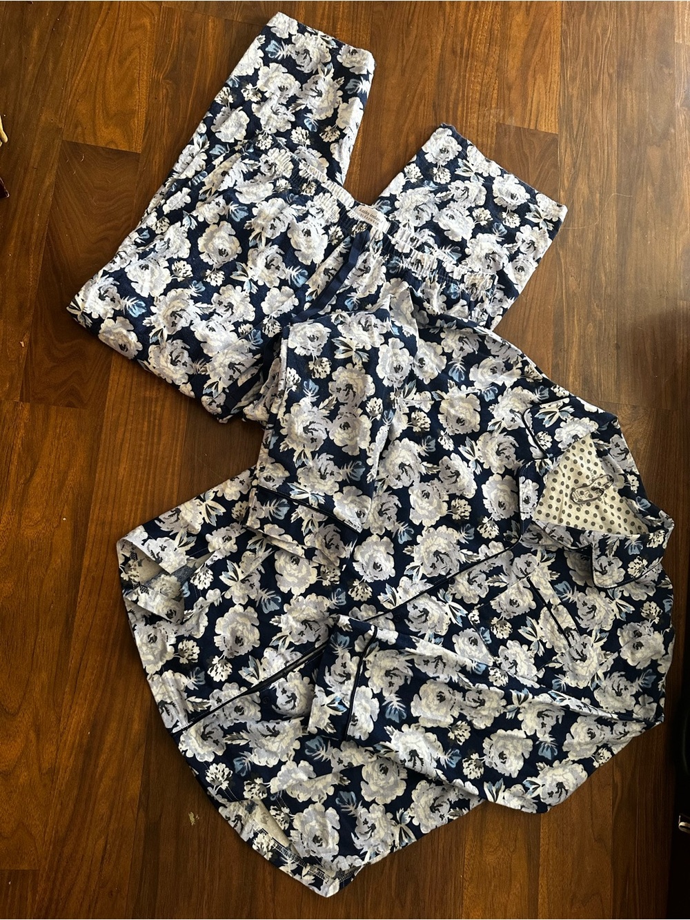 100% cotton nwot kathy ireland Navy and White Floral pj set